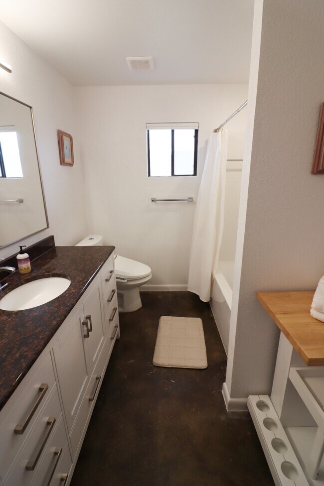 Building Photo - 1706 Royal Hill Dr