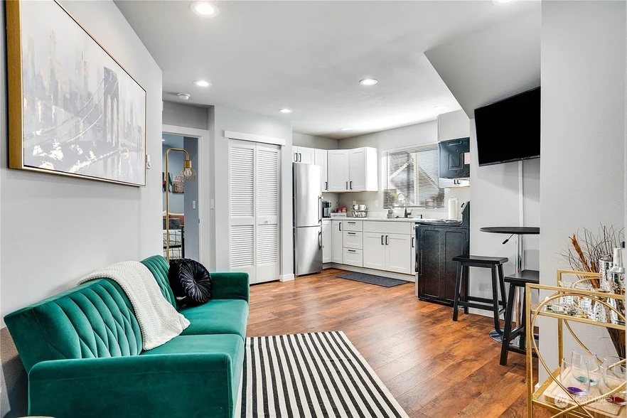 Building Photo - 640 N Anderson St