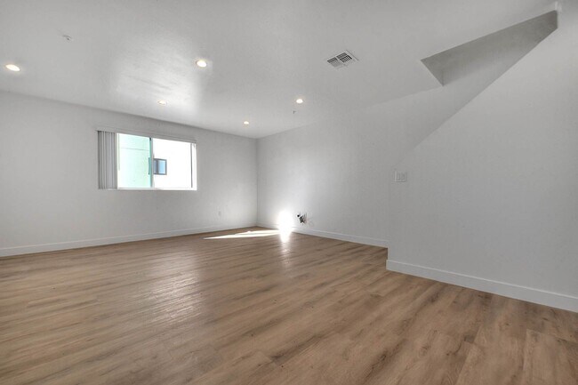 Building Photo - 5850 Vineland Ave