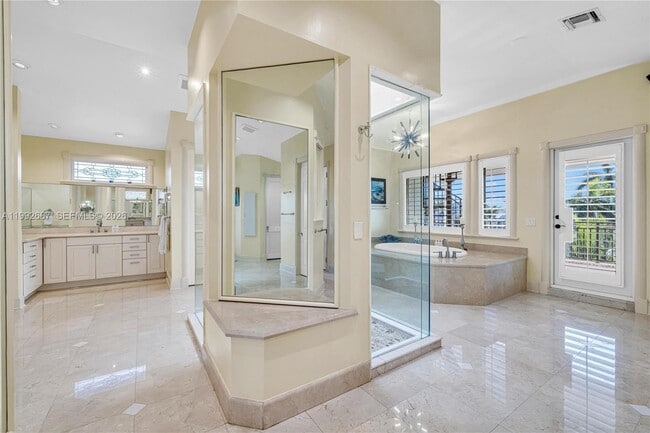 Building Photo - 625 Poinciana Dr