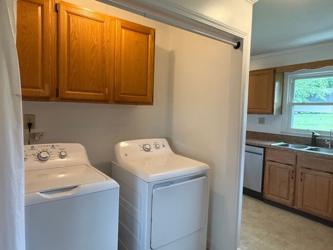 Building Photo - 3/2 bath home - Town Acres School District!