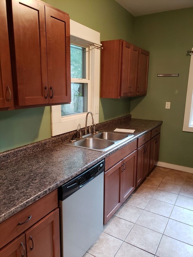 Building Photo - Beautiful 3 bedroom