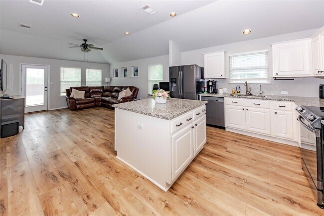 Building Photo - 303 Schuylerville Dr