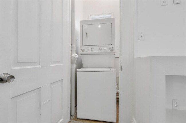 Building Photo - 1625 Second Street Unit 2