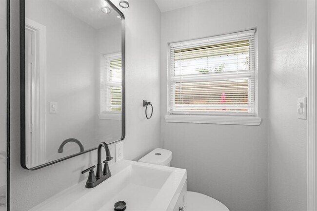 Building Photo - 5429 De Lange Ln