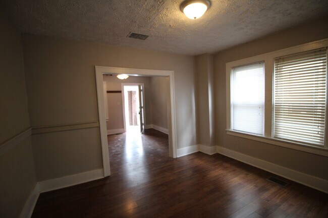 Building Photo - SPRING MOVE IN SPECIAL!! Large 2 bedroom duplex in Weiland Park / Italian Village area