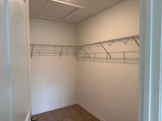 Building Photo - 3 Bedroom 2.5 Bath Townhouse W/1 Car garag...