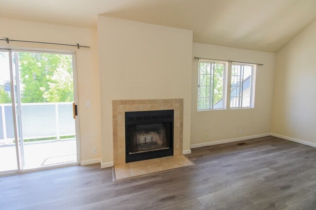 Building Photo - 2 Bedroom, 2 Bathroom + Loft - Top Floor Condo in Parkwood Village