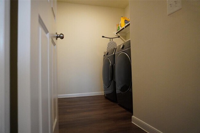 Building Photo - 14503 Overland Pass