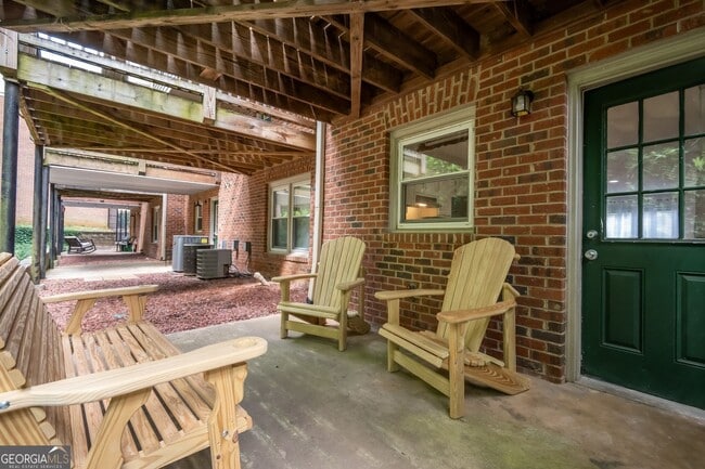 Building Photo - 210 E Cloverhurst Ave