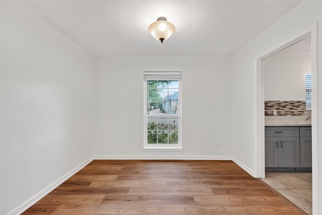 Building Photo - 500 N Post Oak Ln