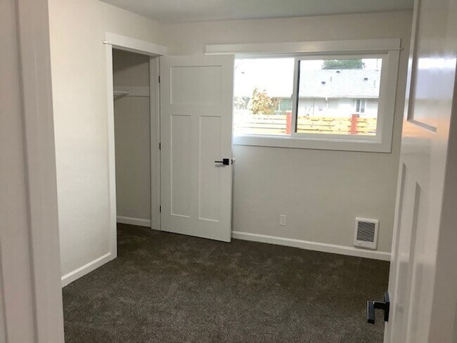 Building Photo - 2077