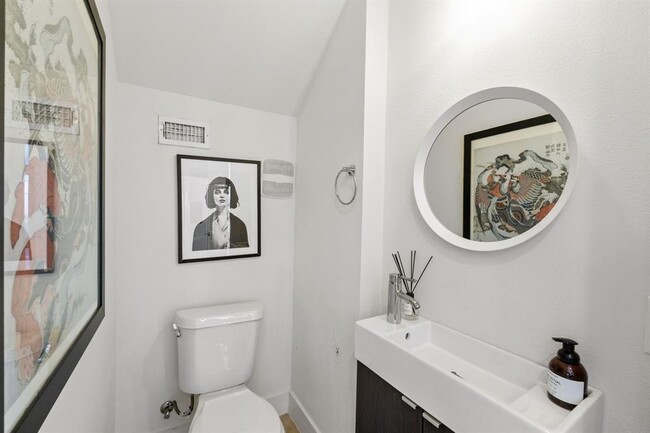 Building Photo - 1904 E 17th St