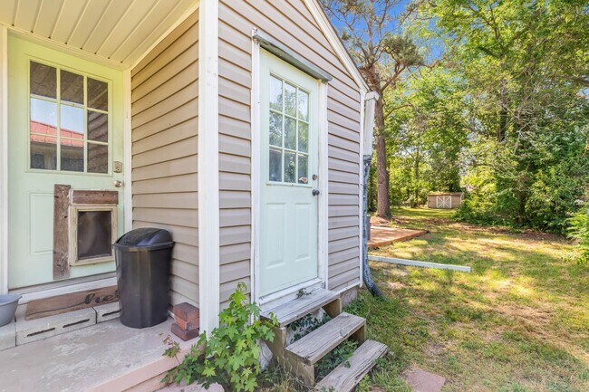 Building Photo - Charming 2-Bedroom Home with Modern Updates!