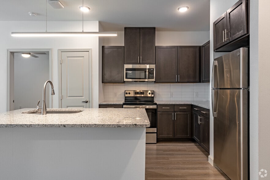 2BR, 2BA - 967SF (B1) - Kitchen - The Luxe at Las Colinas - Your Lifestyle, ...