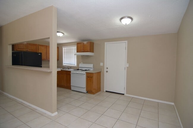 Building Photo - Spacious 2 Bedroom 1 Bath Duplex! Central ...