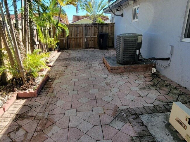 Building Photo - 4908 SW 143rd Ave