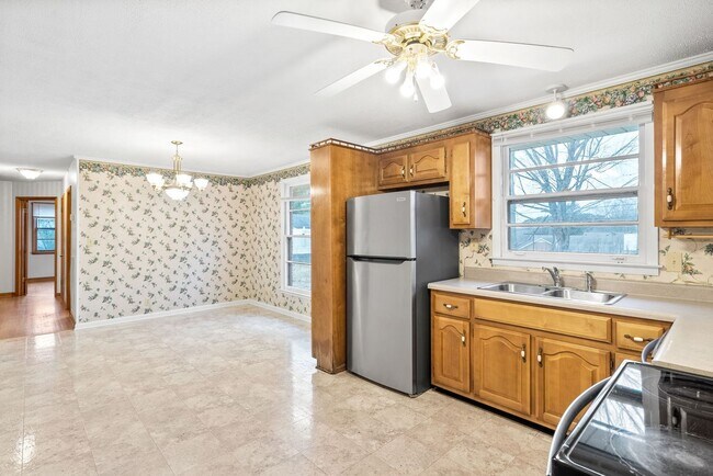 Building Photo - 3 Bedroom 1 1/2 Bath Home For Rent Near Madison Street!