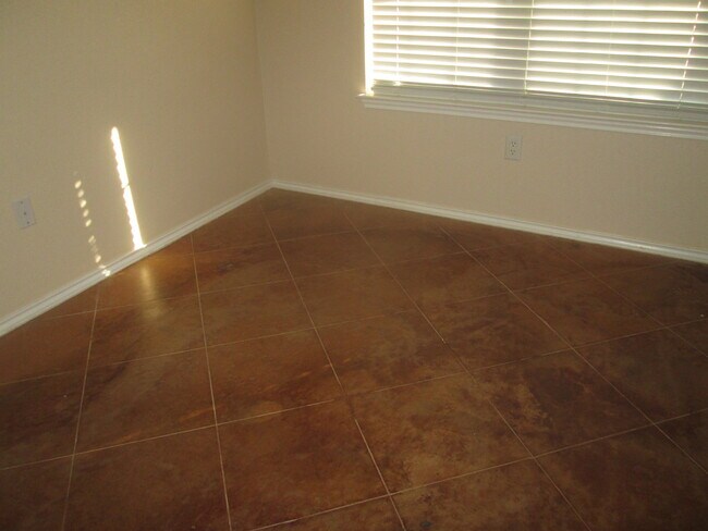 Building Photo - 912 Carla Kay Dr