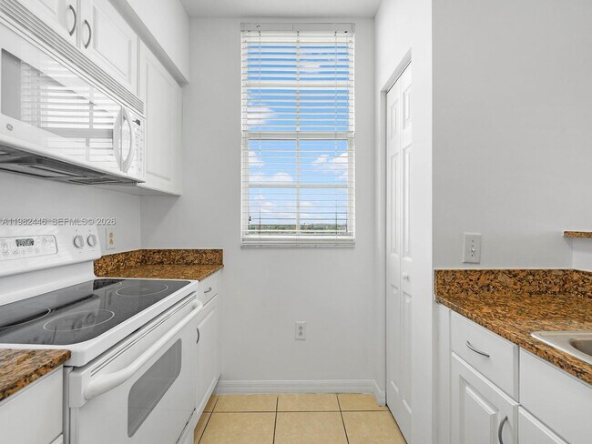 Building Photo - 215 SW 42nd Ave