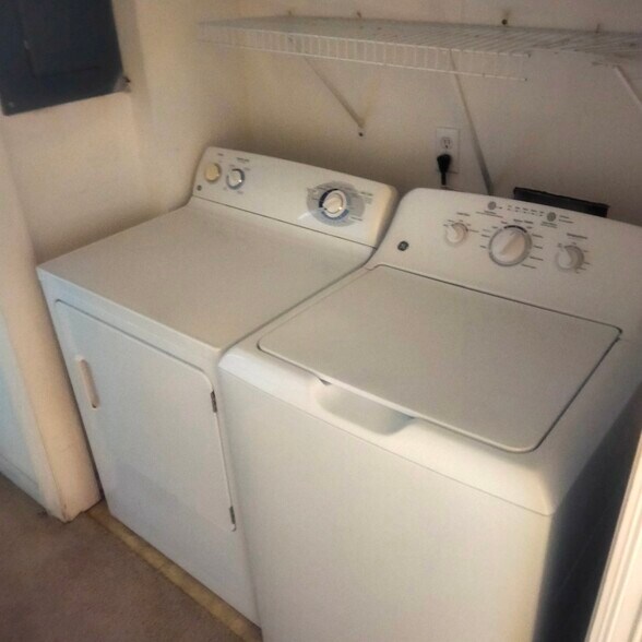 Building Photo - 1466 Sharlo Ave