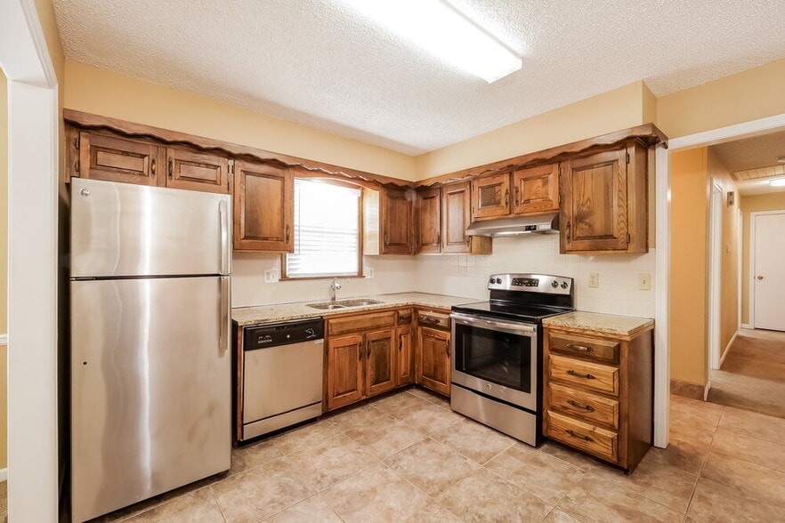 Building Photo - 7502 E 132 Terrace