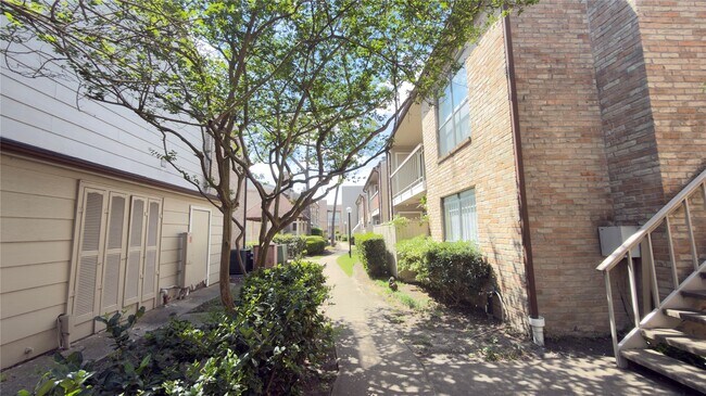 Building Photo - 2100 Wilcrest Dr