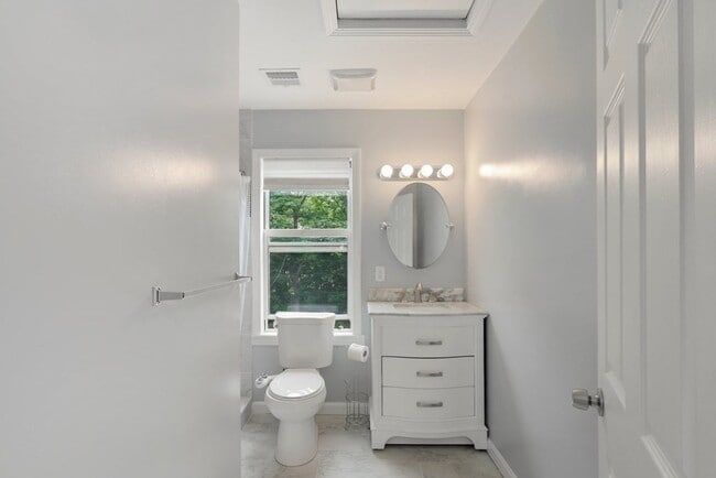 Building Photo - 37 Lindsay St