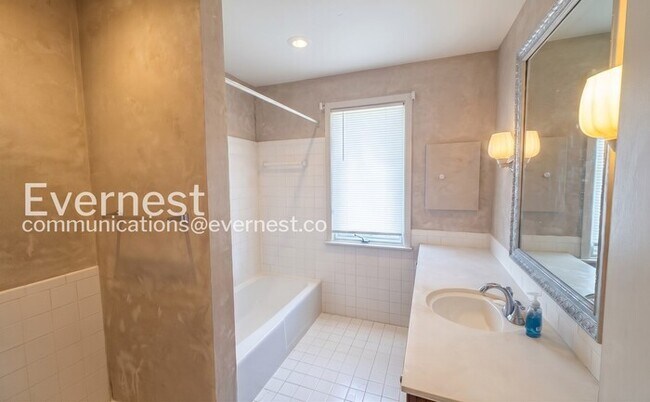 Building Photo - 452 W 104th St
