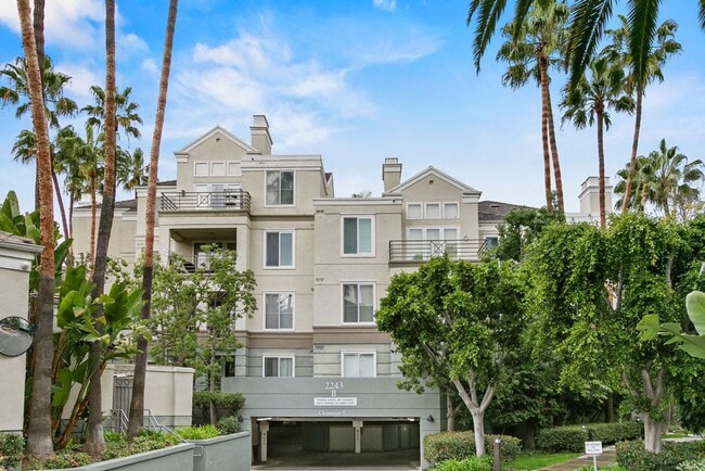 Building Photo - Elegant Furnished Penthouse Retreat with Treetop Views