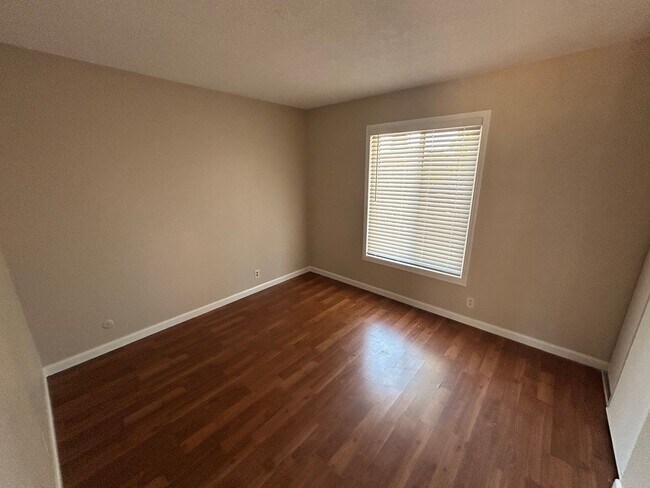 Building Photo - Charming 3-bedroom, 2-bath Single Story An...