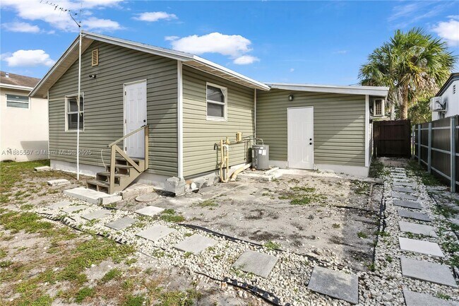 Building Photo - 3633 SW 12th Ct