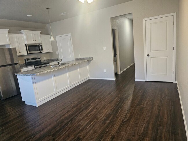 Building Photo - Beautiful New Townhomes in Alma! **MOVE IN...