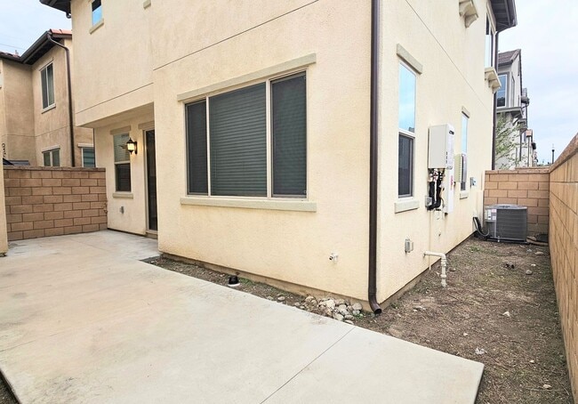 Building Photo - JAMIE LN UNIT 1 FONTANA 92336 (4 BED / 3 BATH)
