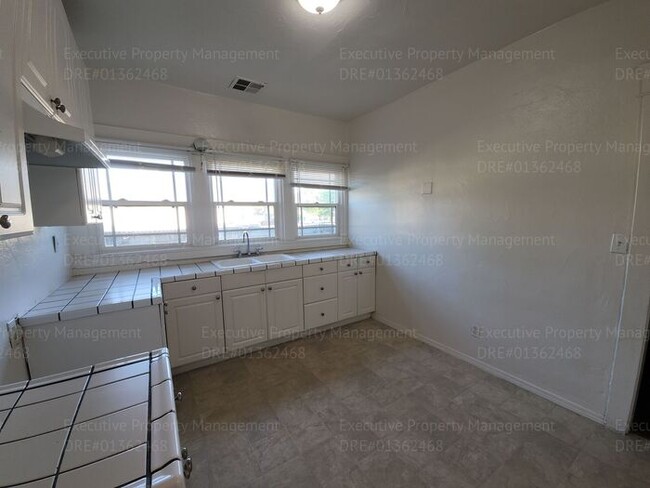 Building Photo - Move in ready. 3 bedrooms/ 1.5 bath, yard,...