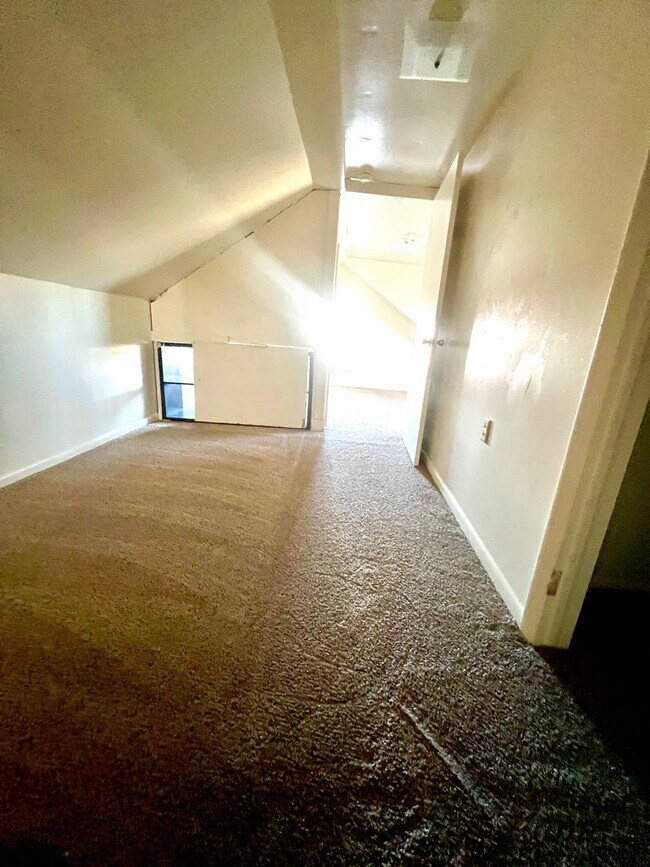 Building Photo - 4 Bedroom 2 Bath Single Family Home