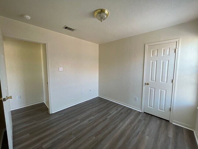 Building Photo - 1606 Dugger Cir