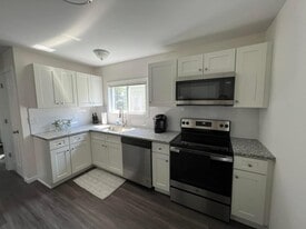 Building Photo - 17 Heather St