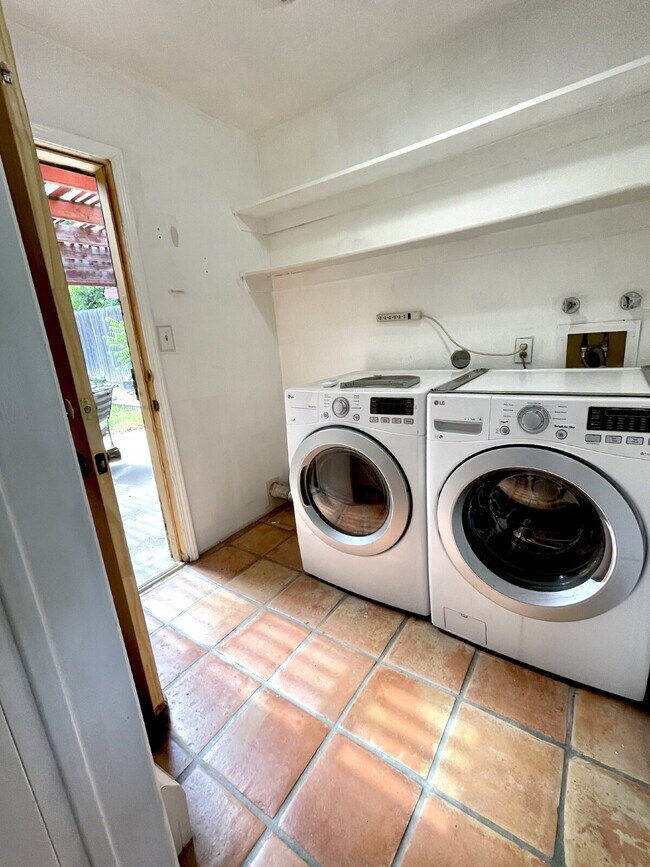 Building Photo - Nob Hill! 2bd/1ba/1CG Gorgeous!