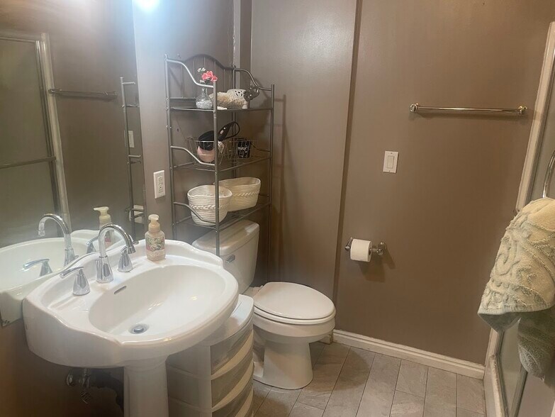 Building Photo - 758 E New England Dr