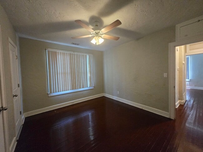 Building Photo - Charming 3 Bed / 2 Bath Home Just Minutes ...