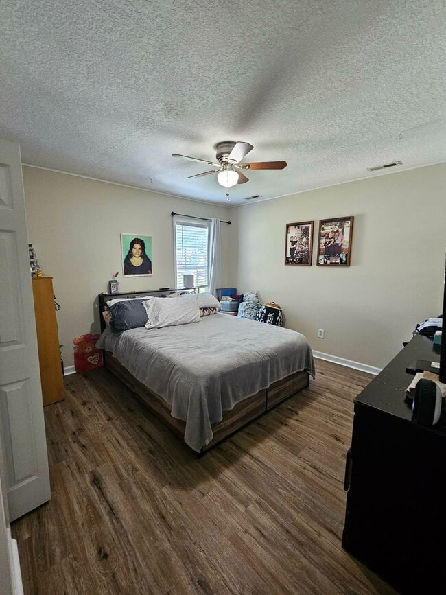 Building Photo - Nicely Updated 5 Bedroom Home!