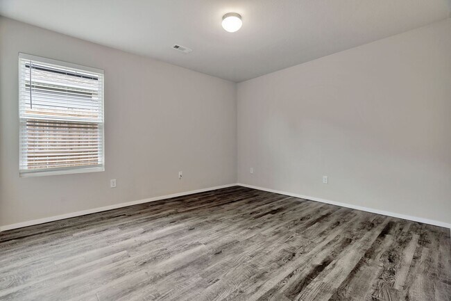 Building Photo - 3 Bed 2 Bath home mins away from the University!