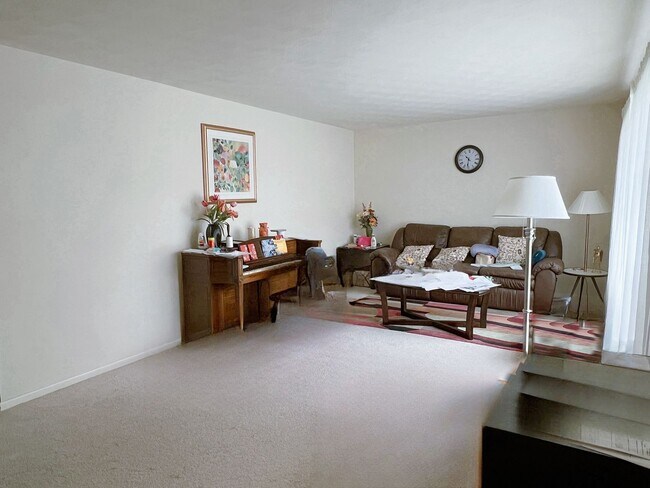 Building Photo - Well-maintained 4-bed, 2-bath Home in the WL School District
