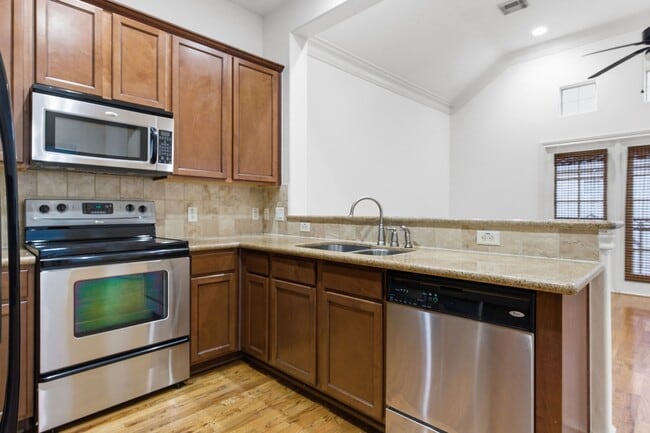 Building Photo - 1303 Sherwood Point Ln