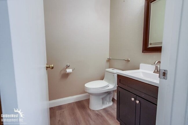 Building Photo - Elegant 2Bdm 2.5Ba Home in the Desirable I...