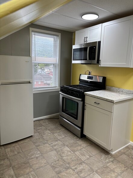 Building Photo - 345 E 12th St