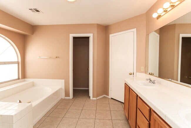 Building Photo - 4216 Laurel Hill Dr