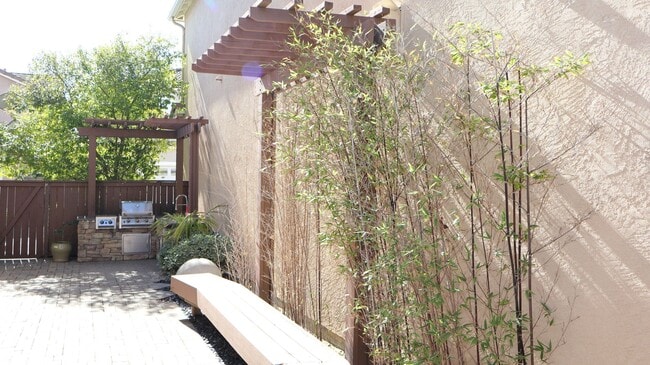 Building Photo - 3 bedrooms 2.5 baths  house in Eastlake- Chula Vista