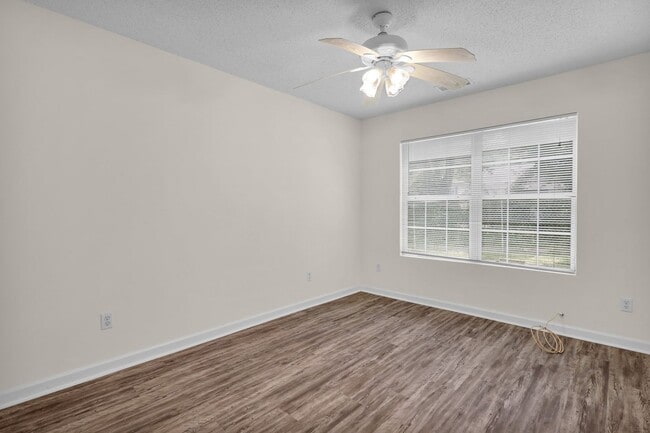 Building Photo - 1202 E Waldburg St